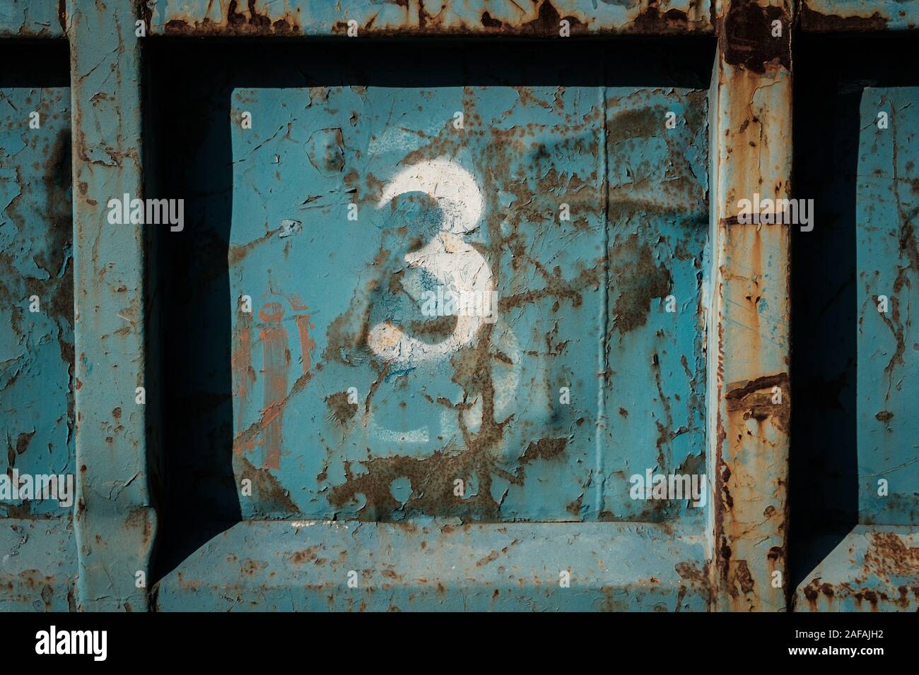 Numero 3 (tre) dipinta su vintage sfondo in metallo Foto Stock