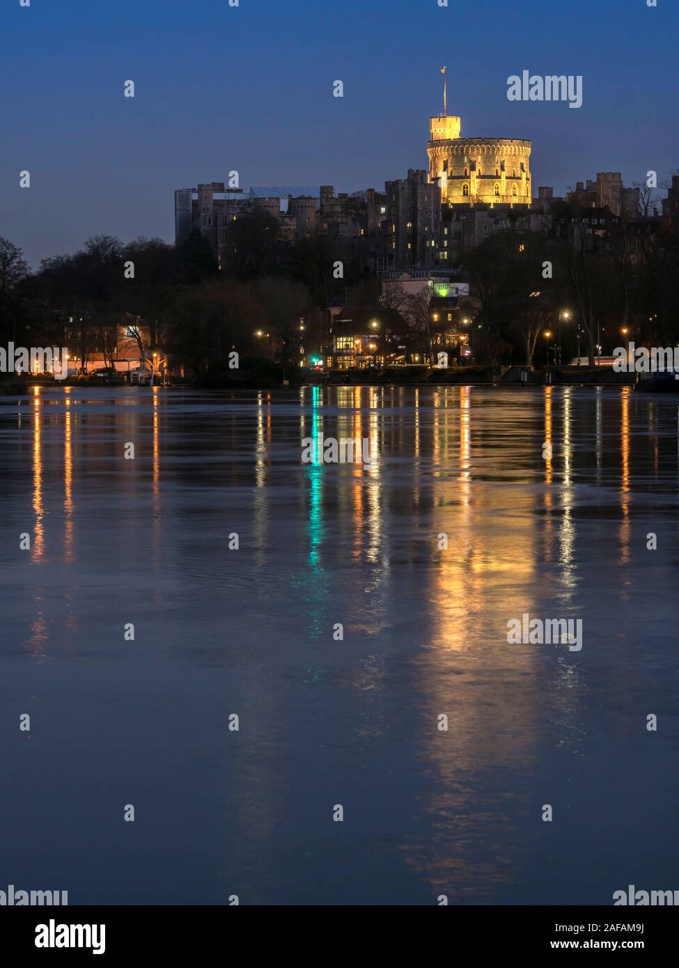Europa, Regno Unito, Inghilterra, Berkshire, il Castello di Windsor crepuscolo Foto Stock