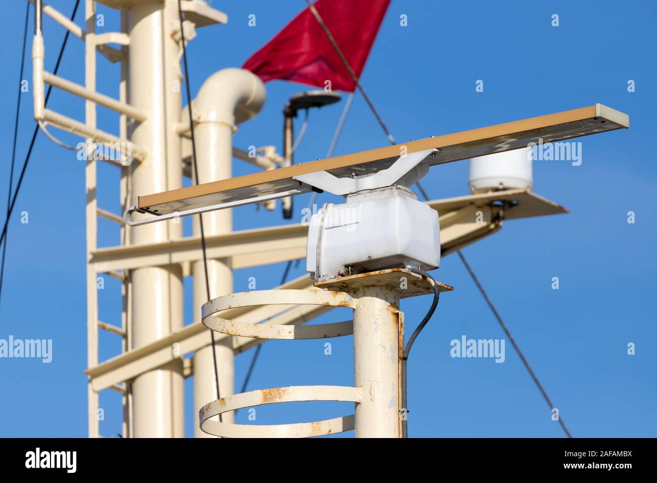 Il radar a bordo di una nave da trasporto merci Foto Stock