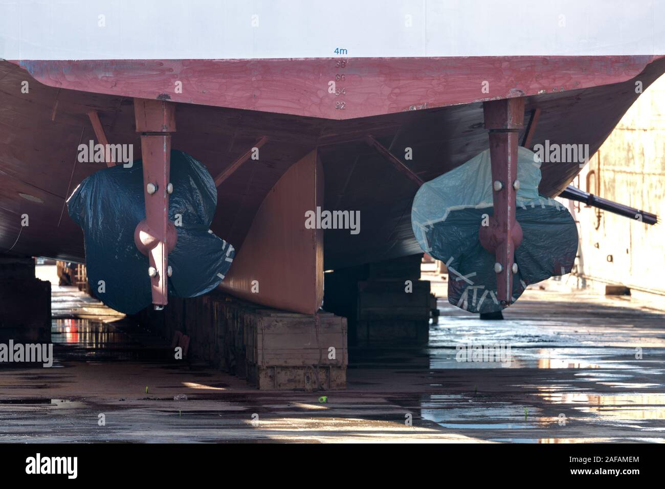Elica ed il timone di una nave in cantiere Foto Stock