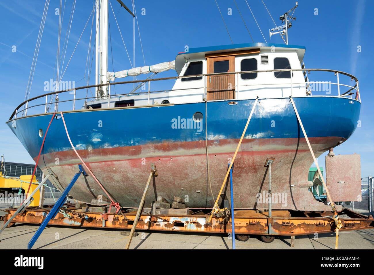Memorizzati onshore yacht a vela di svernamento per Foto Stock