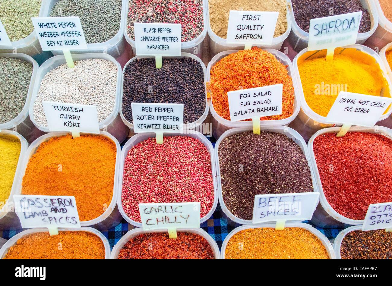 Le spezie per la vendita in un mercato turco Foto Stock