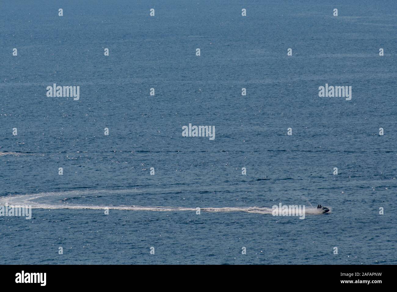 Un lone jet ski pilota sul mare aperto Foto Stock