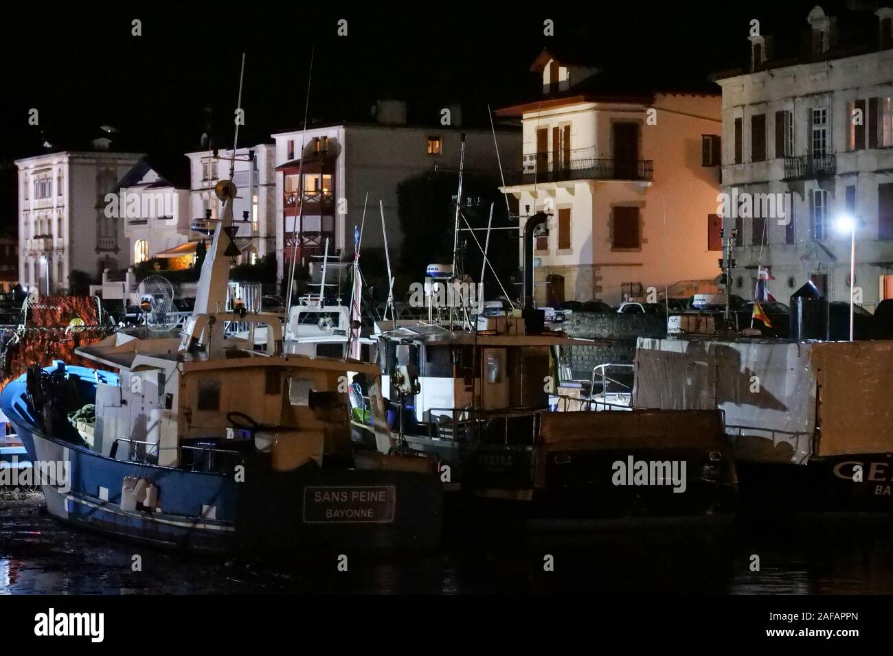 Barche da pesca di notte, Saint-Jean de Luz, Pyrénées-Atlantiques, Francia Foto Stock