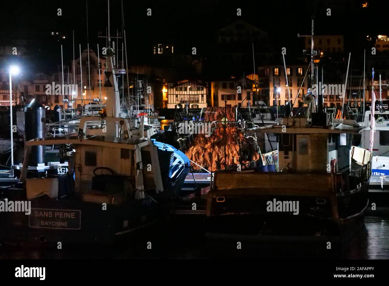 Barche da pesca di notte, Saint-Jean de Luz, Pyrénées-Atlantiques, Francia Foto Stock