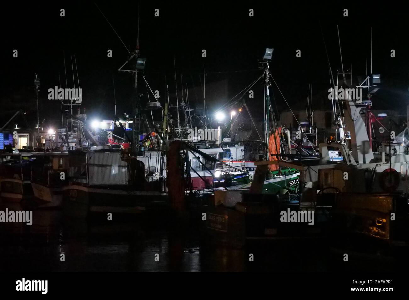 Barche da pesca di notte, Saint-Jean de Luz, Pyrénées-Atlantiques, Francia Foto Stock