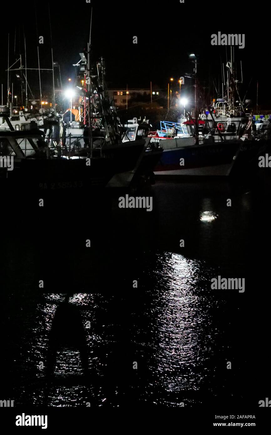 Barche da pesca di notte, Saint-Jean de Luz, Pyrénées-Atlantiques, Francia Foto Stock