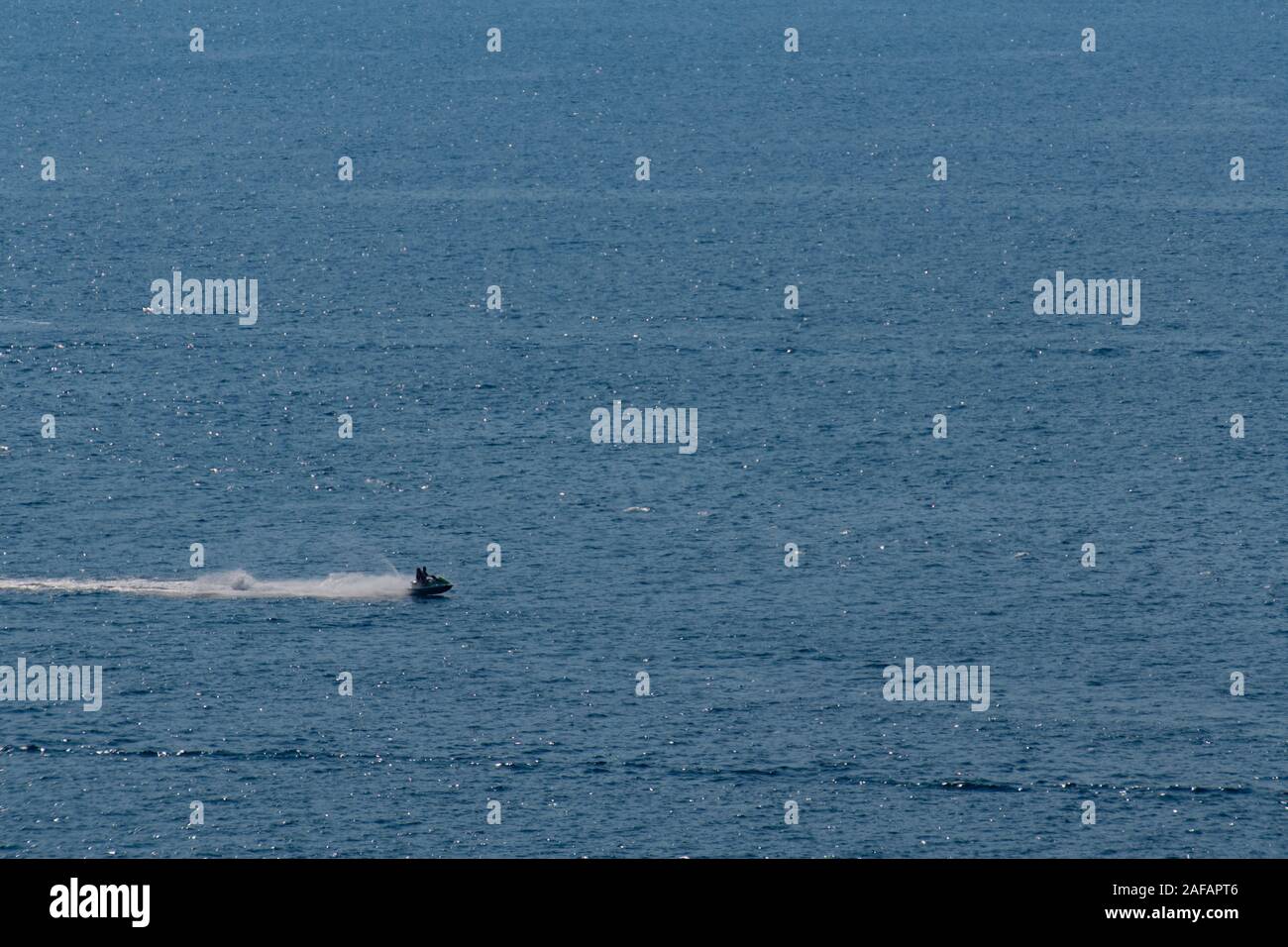 Un lone jet ski pilota sul mare aperto Foto Stock