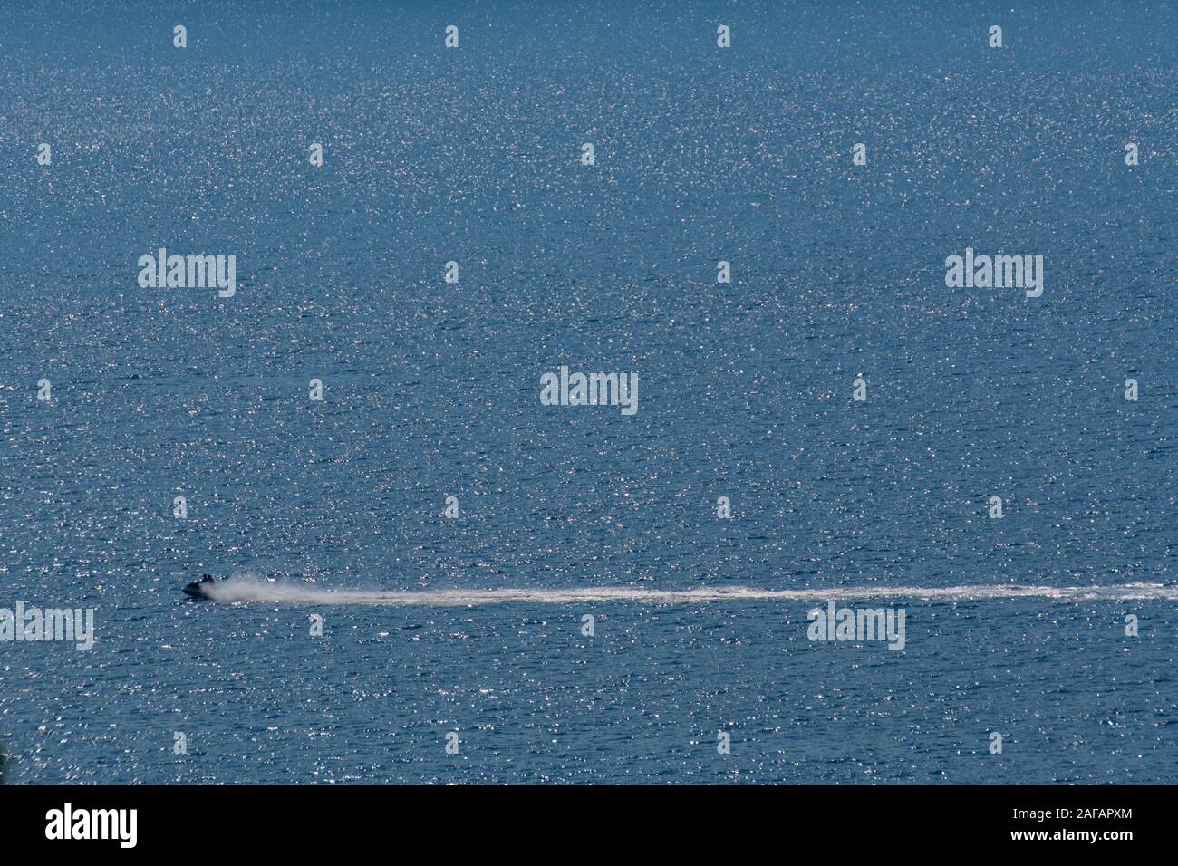 Un lone jet ski pilota sul mare aperto Foto Stock