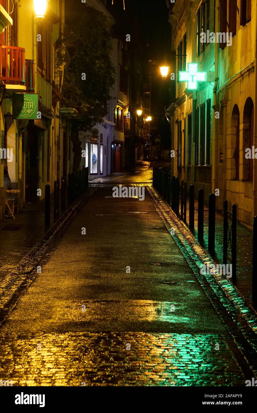 Vista notturna nelle strade di Saint Jean de Luz, Pyrénées-Atlantiques, Francia Foto Stock