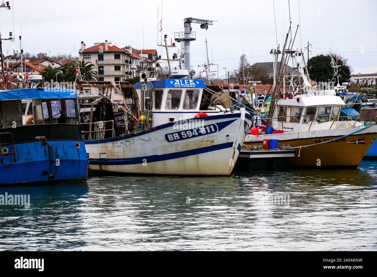 Barche da pesca in Saint Jean de Luz Harbour, Pyrénées-Atlantiques, Francia Foto Stock