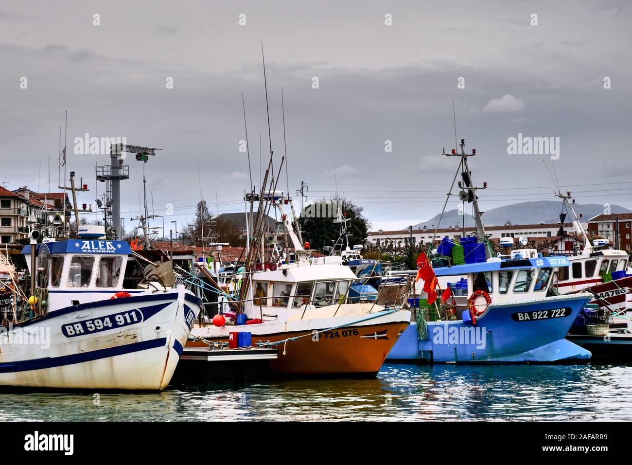 Barche da pesca in Saint Jean de Luz Harbour, Pyrénées-Atlantiques, Francia Foto Stock