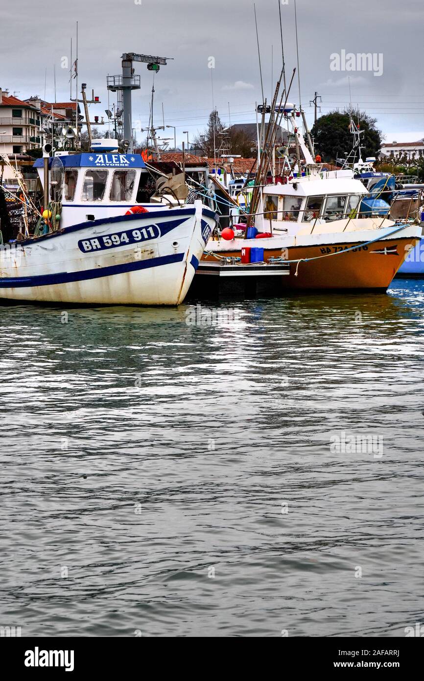 Barche da pesca in Saint Jean de Luz Harbour, Pyrénées-Atlantiques, Francia Foto Stock