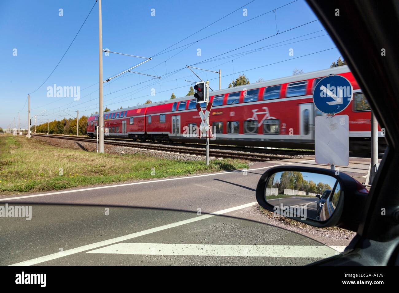 In attesa presso un livello limitato crossing Foto Stock