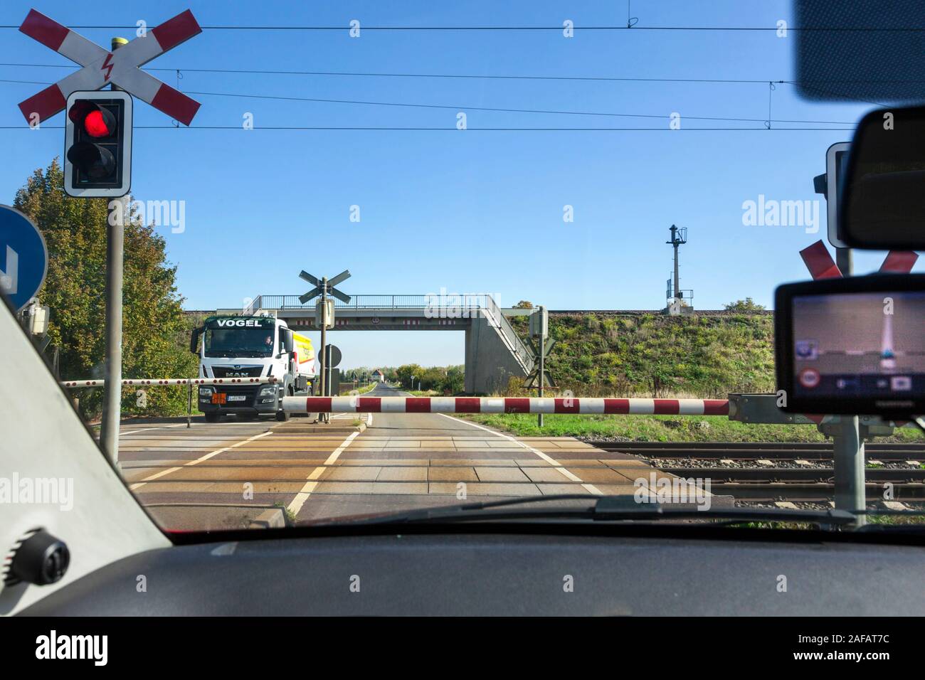 In attesa presso un livello limitato crossing Foto Stock