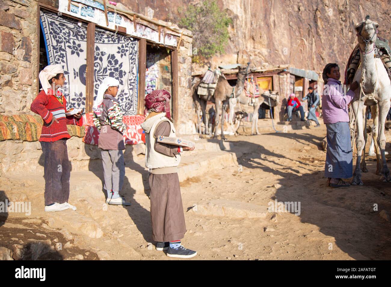 Sul monte Sinai Sharm Ash Sheikh, Egitto - 25 ottobre 2017. Giovani residenti della penisola del Sinai. Villaggio beduino in montagna. La povertà Foto Stock