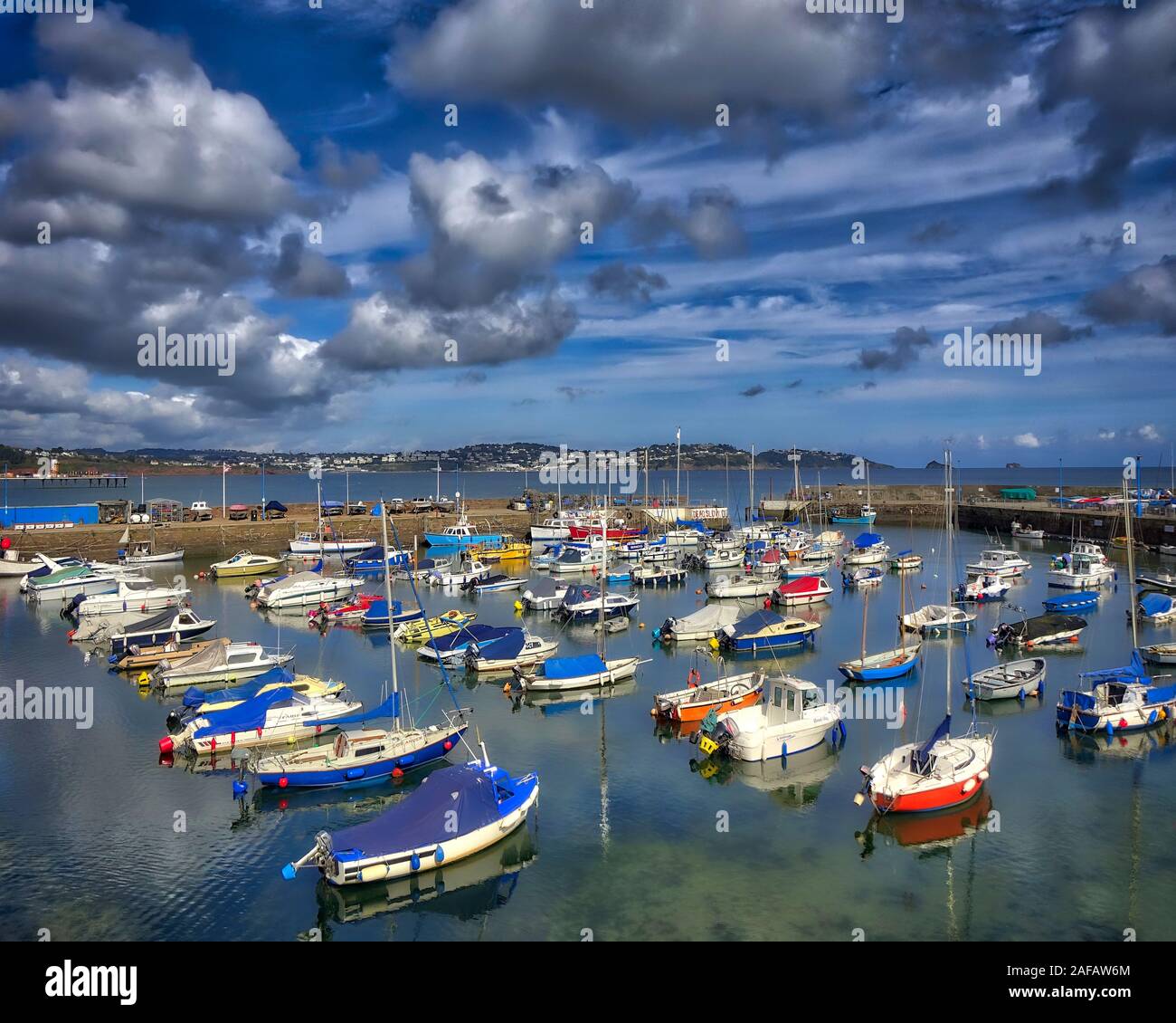 GB - DEVON: Paignton Harbour con Torquay in background (HDR-immagine) Foto Stock