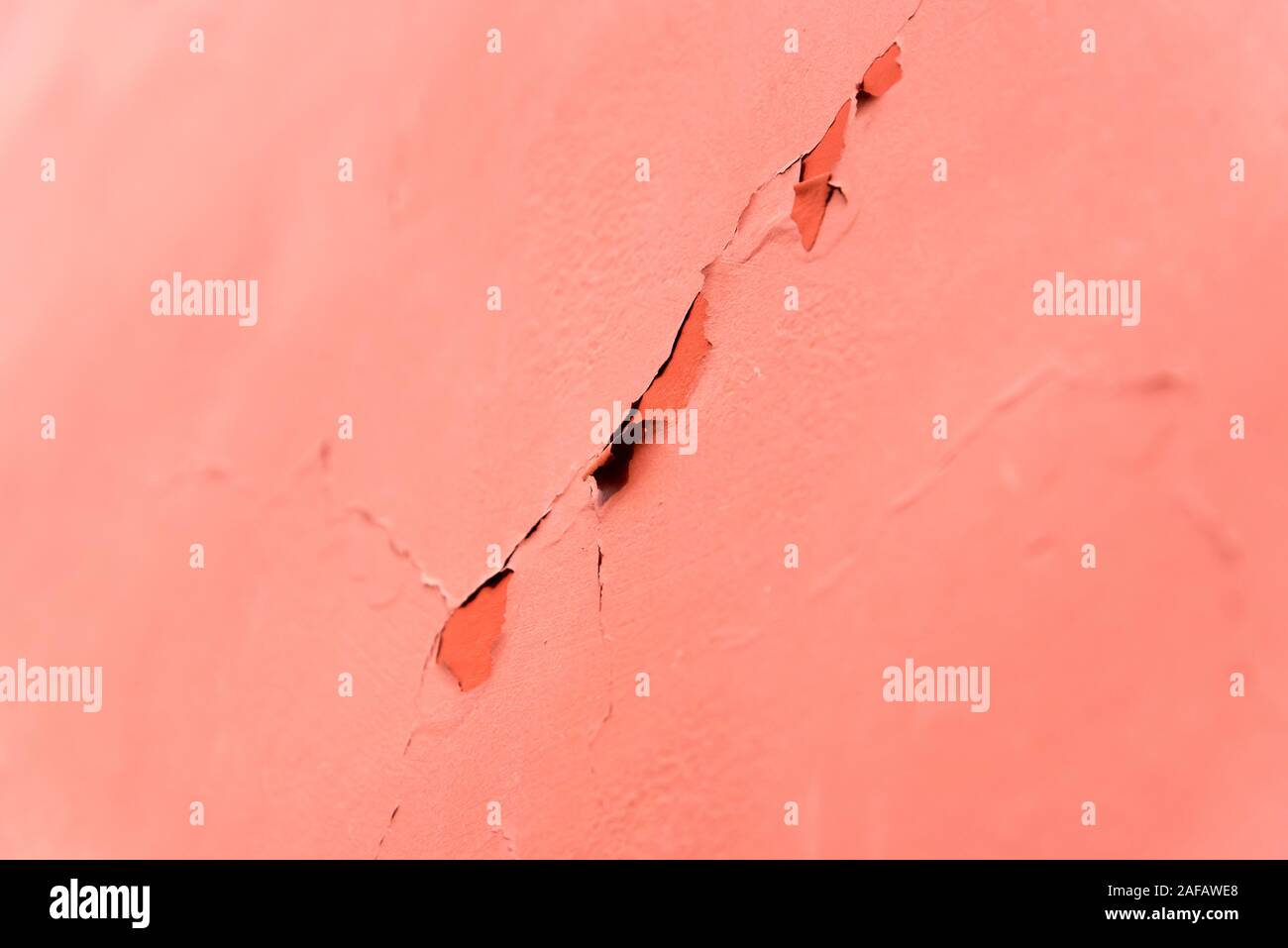 La pelatura di vernice sulla parete rossa Foto Stock