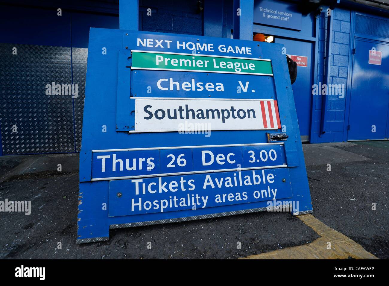Stamford Bridge, Londra, Regno Unito. Xiv Dic, 2019. English Premier League Football, Chelsea versus AFC Bournemouth; Chelsea board visualizzando accanto home attrezzatura dotata di Chelsea rispetto a Southampton alla vigilia di Natale giovedì 26 dicembre 2019 - rigorosamente solo uso editoriale. Nessun uso non autorizzato di audio, video, dati, calendari, club/campionato loghi o 'live' servizi. Online in corrispondenza uso limitato a 120 immagini, nessun video emulazione. Nessun uso in scommesse, giochi o un singolo giocatore/club/league pubblicazioni Credito: Azione Sport Plus/Alamy Live News Foto Stock