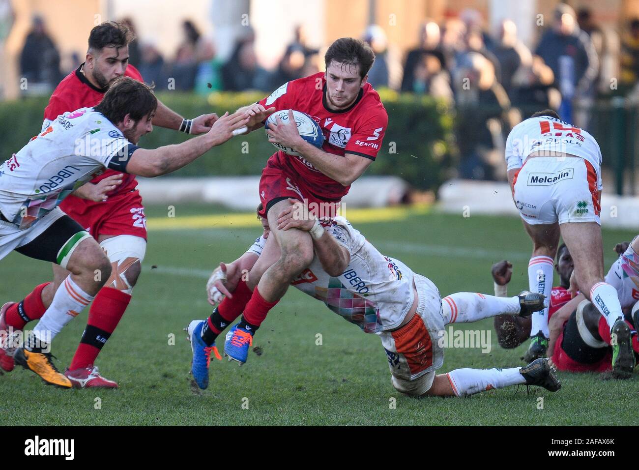 Dicembre 14, 2019, Treviso, Italia: Pierre-louis barassi (Lione) bloccato da irne herbst (treviso)durante la Benetton Treviso vs Lyon, Rugby Heineken Champions Cup a Treviso, Italia, 14 Dicembre 2019 - LPS/Ettore Grifoni (credito Immagine: © Ettore Grifoni/LPS tramite ZUMA filo) Foto Stock