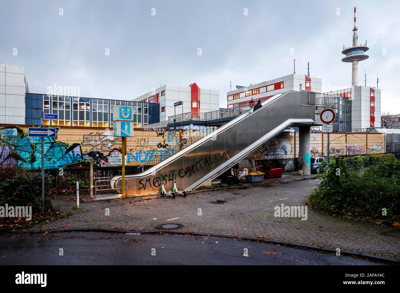 Essen, la zona della Ruhr, Renania settentrionale-Vestfalia, Germania - vista città lungo l'autostrada A40 nel centro di Essen, presso la stazione della metropolitana Savignystras Foto Stock