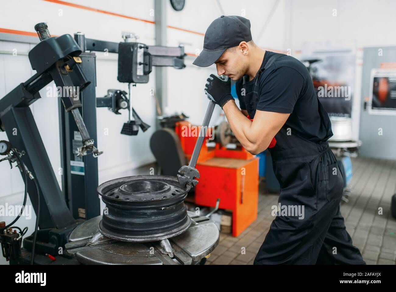 Il fissaggio meccanico ruota rotto, servizio pneumatici Foto Stock