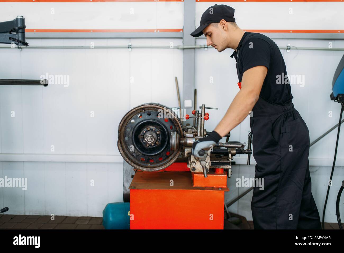 Repairman funziona con disco spiegazzato, servizio pneumatici Foto Stock