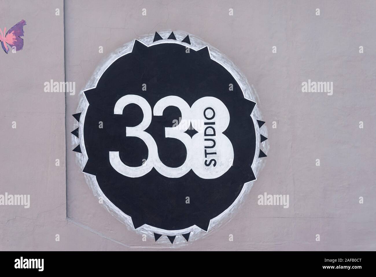 Studio 338 dance club, luogo di musica e arte nella penisola di Greenwich, Londra, Regno Unito, vicino al Blackwall Tunnel Approach. Logo. Marchio Foto Stock