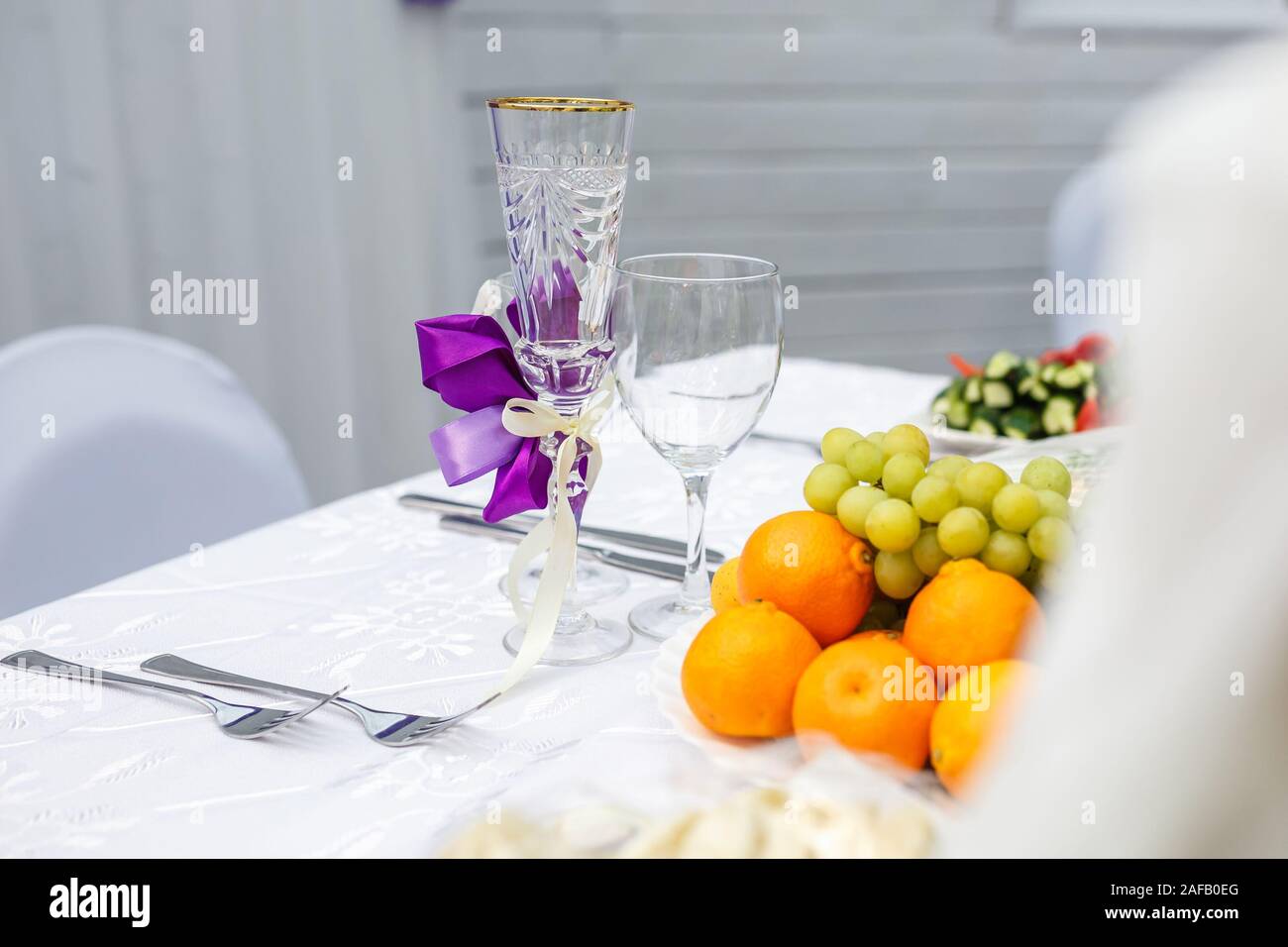 Tavola da banchetto servito con strumenti e decorate con vuoto bicchieri di vino Foto Stock