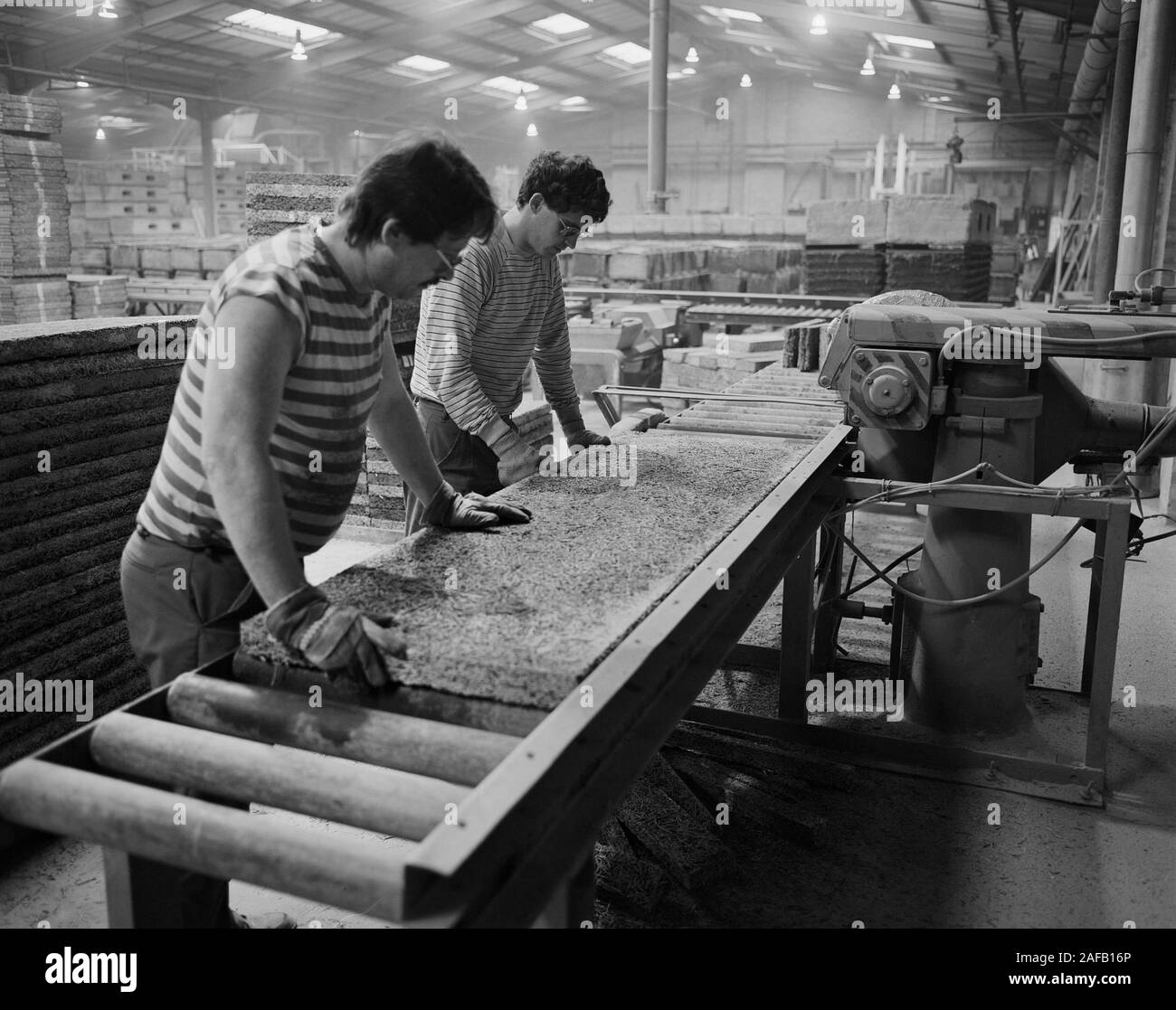 1987 Stabilimento di calcestruzzo a lavoro che mostrano la mancanza di salute & sicurezza negli anni ottanta la Gran Bretagna Foto Stock