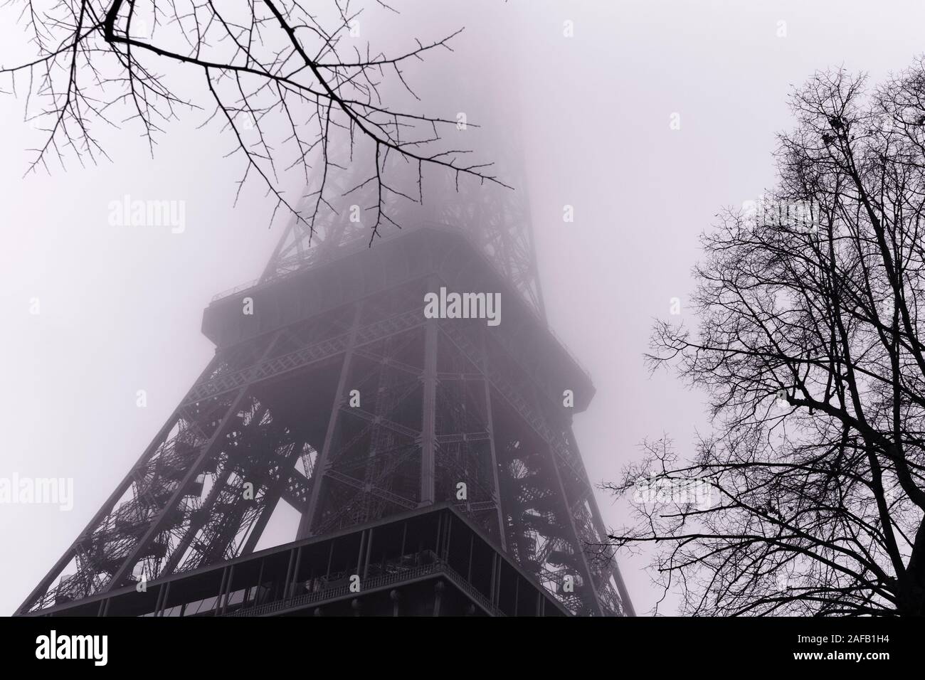 Torre Eiffel nella nebbia, Parigi, Francia Foto Stock