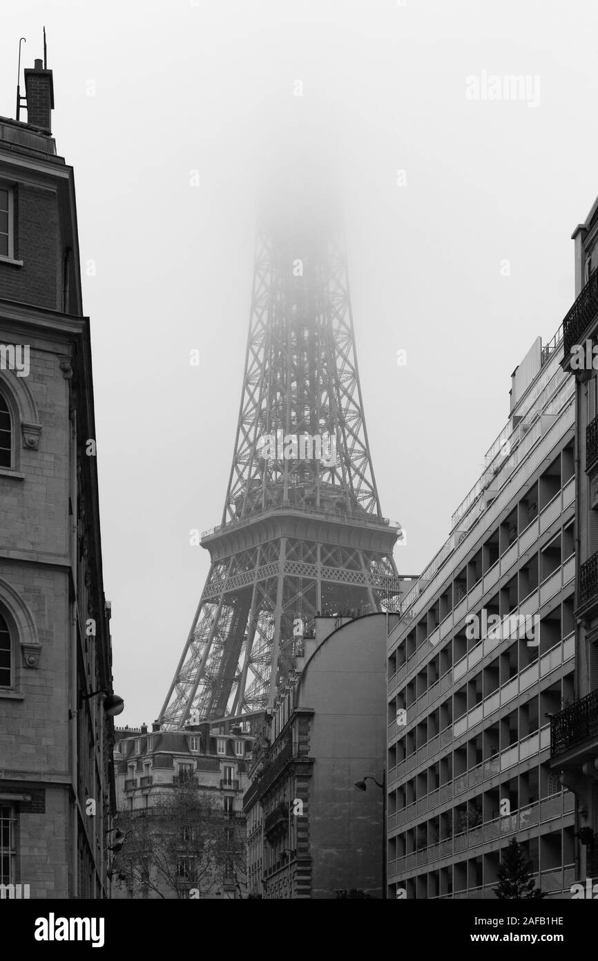 Guardando verso il basso la Rue du Général Camou verso la Torre Eiffel nella nebbia, Parigi, Francia Foto Stock