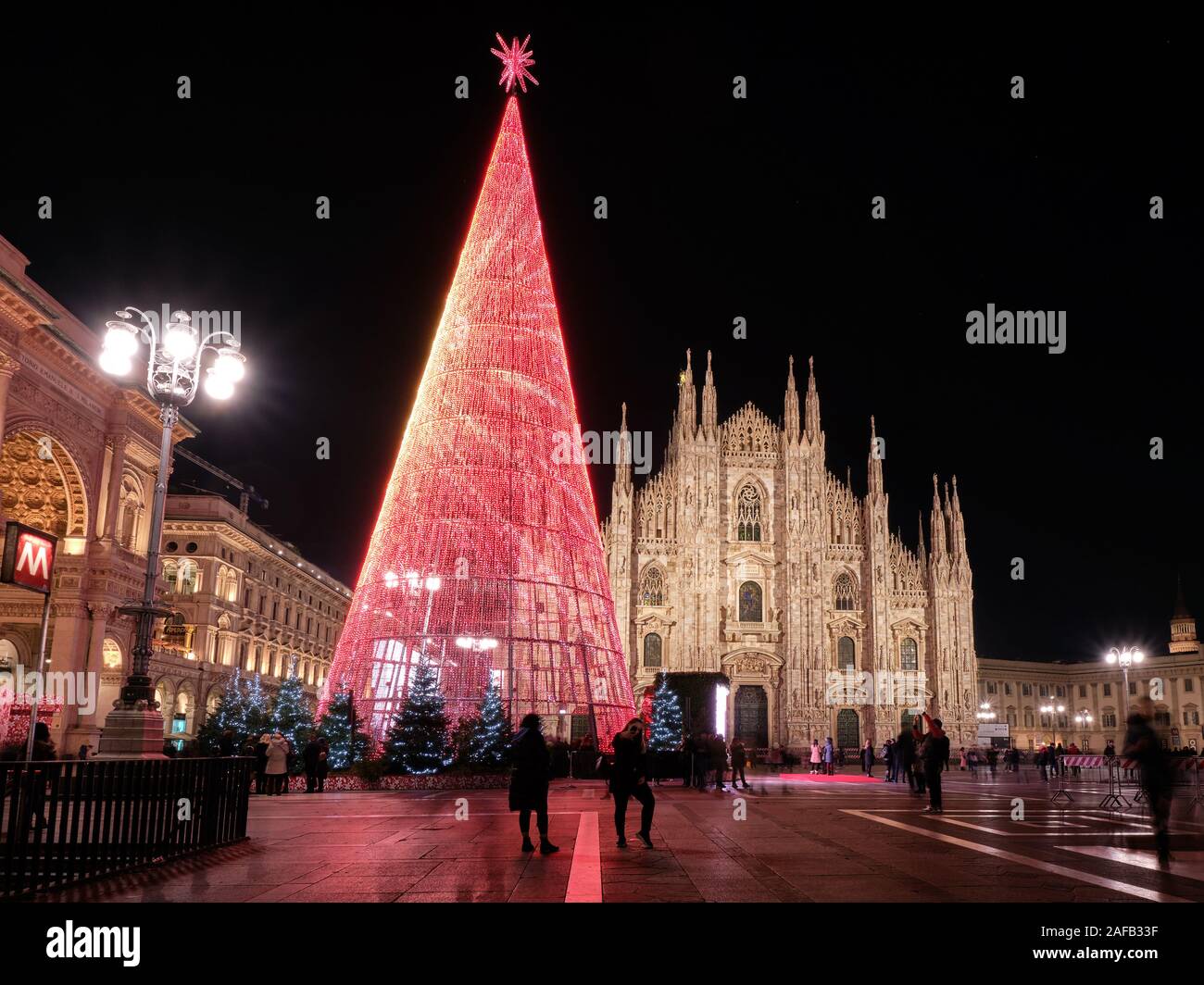 Milano, Italia - 10 dicembre 2019: albero di Natale artificiale davanti al duomo di Milano, in piazza Duomo in dicembre, Vista notte. Foto Stock