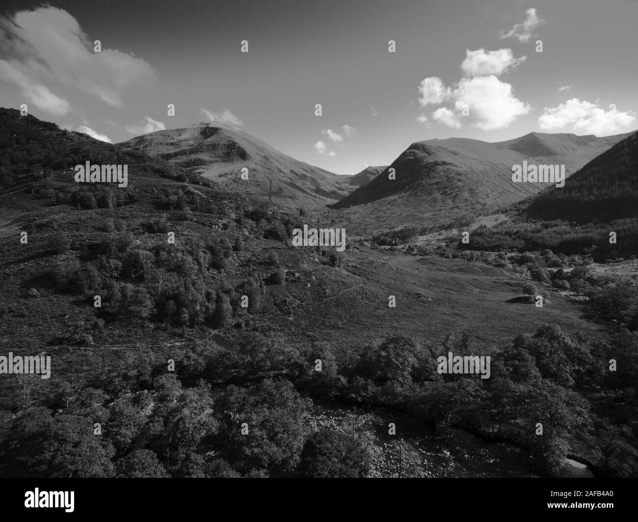 Il picco di Choinnich Sgurr Mor (sinistra) accanto a Ben Nevis in grigio Corries delle Highlands Scozzesi Scotland Regno Unito Foto Stock
