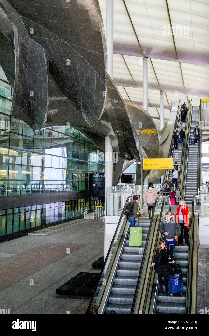 Scala mobile, scultura Metal Slipstream, Terminal 2, aeroporto di Heathrow, Grande Londra, Inghilterra, Regno Unito Foto Stock