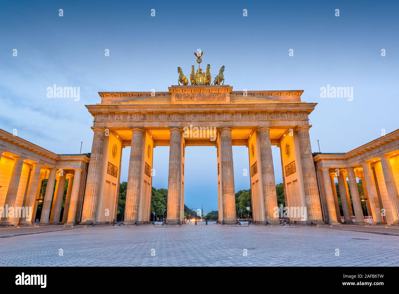 La Porta di Brandeburgo a Berlino, in Germania al crepuscolo. Foto Stock