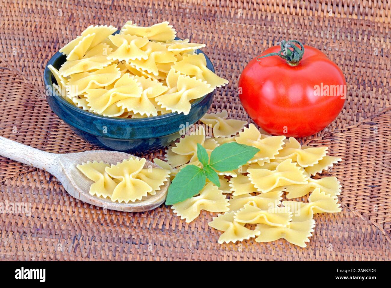 Italienische Pasta, farfalle, Teigwaren , Nudeln, pomodori, Basilikum Foto Stock