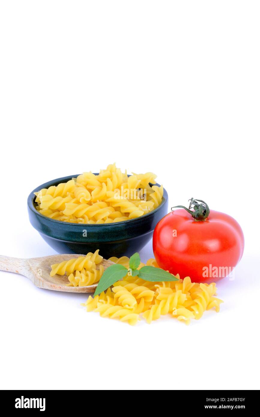 Italienische Pasta, fusilli, Teigwaren , Nudeln, pomodori, Basilikum Foto Stock