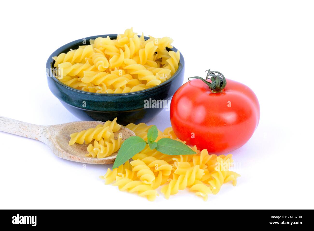 Italienische Pasta, fusilli, Teigwaren , Nudeln, pomodori, Basilikum Foto Stock