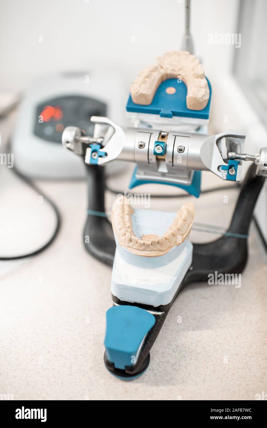 Articolatore dentale con modello a ganascia sul tavolo del laboratorio Foto Stock