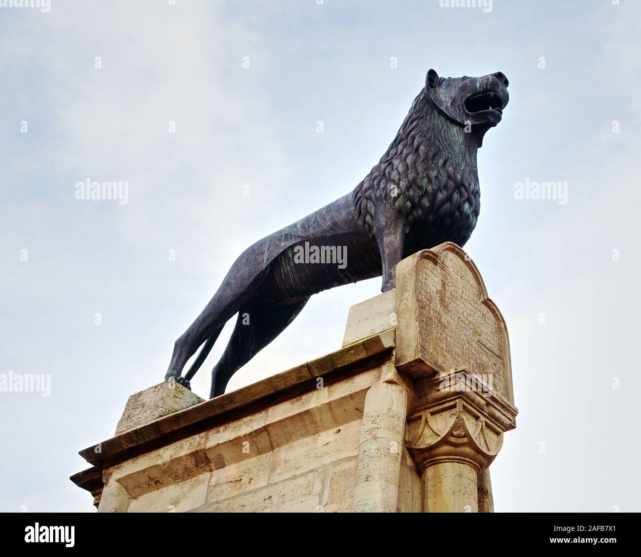 Brunswick Lion statua situata sulla piazza del Castello nella vecchia città di Braunschweig, Germania. Monumento e punto di riferimento di un vero e proprio simbolo della città. Foto Stock