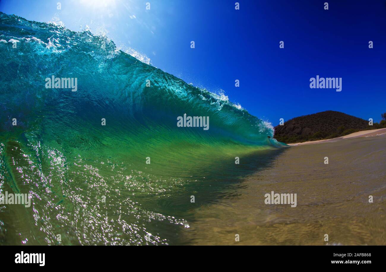 Onda oceano cadendo sotto il tramonto a lombok Foto Stock