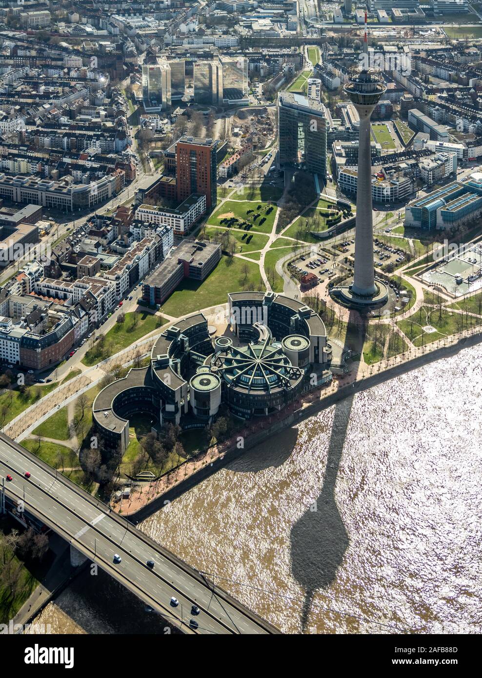 Foto aerea, il parlamento di Düsseldorf, sede dello stato federale di governo, il parlamento della Renania settentrionale-Vestfalia, Rheiufer, la torre della televisione di Düsseldorf Foto Stock