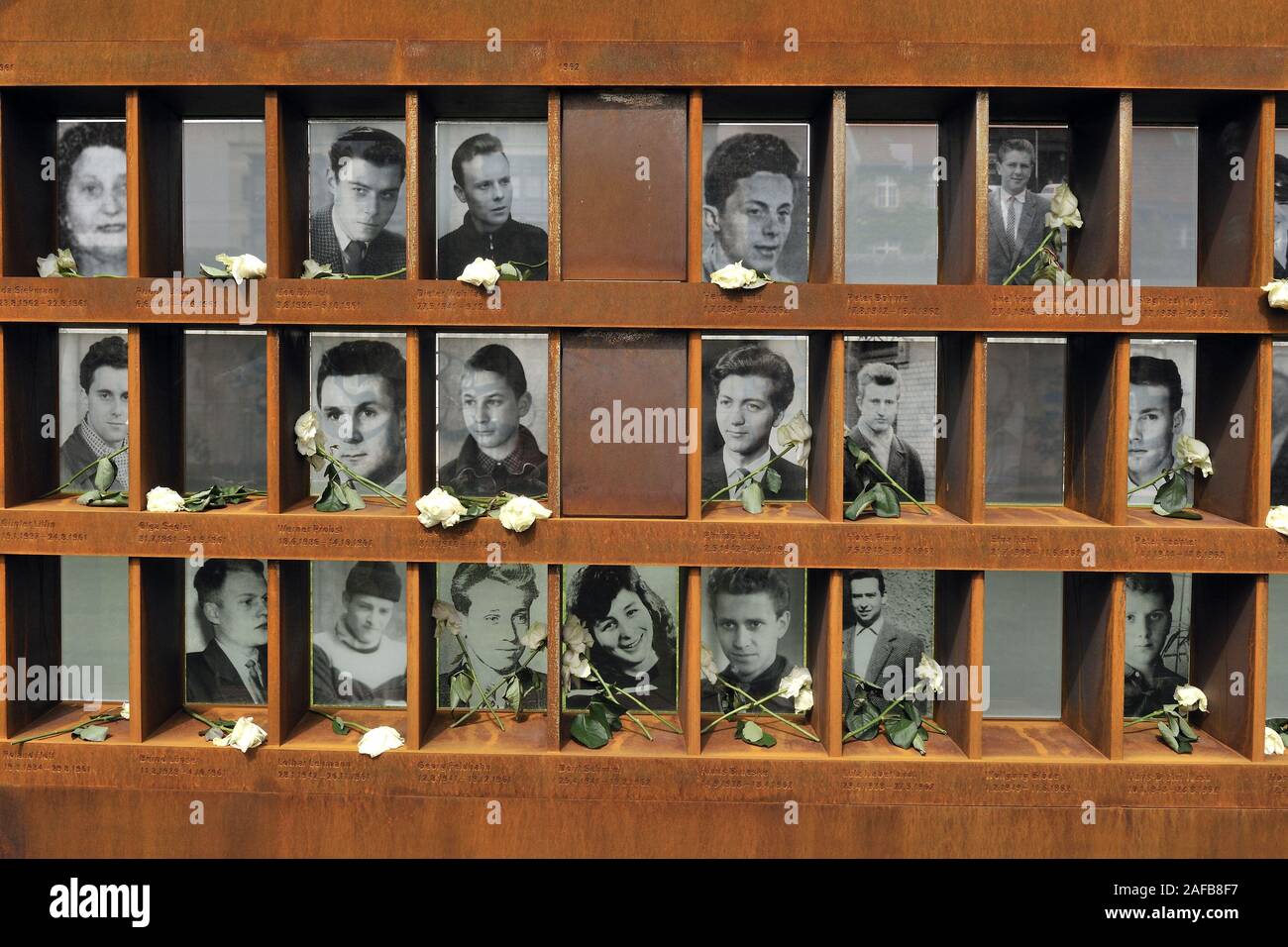 Neu gestaltete Bilderwand mit Fotos der bekannten Maueropfer an der Gedenkstätte Berliner Mauer in der Bernauer Strasse a Berlino, Deutschland Foto Stock