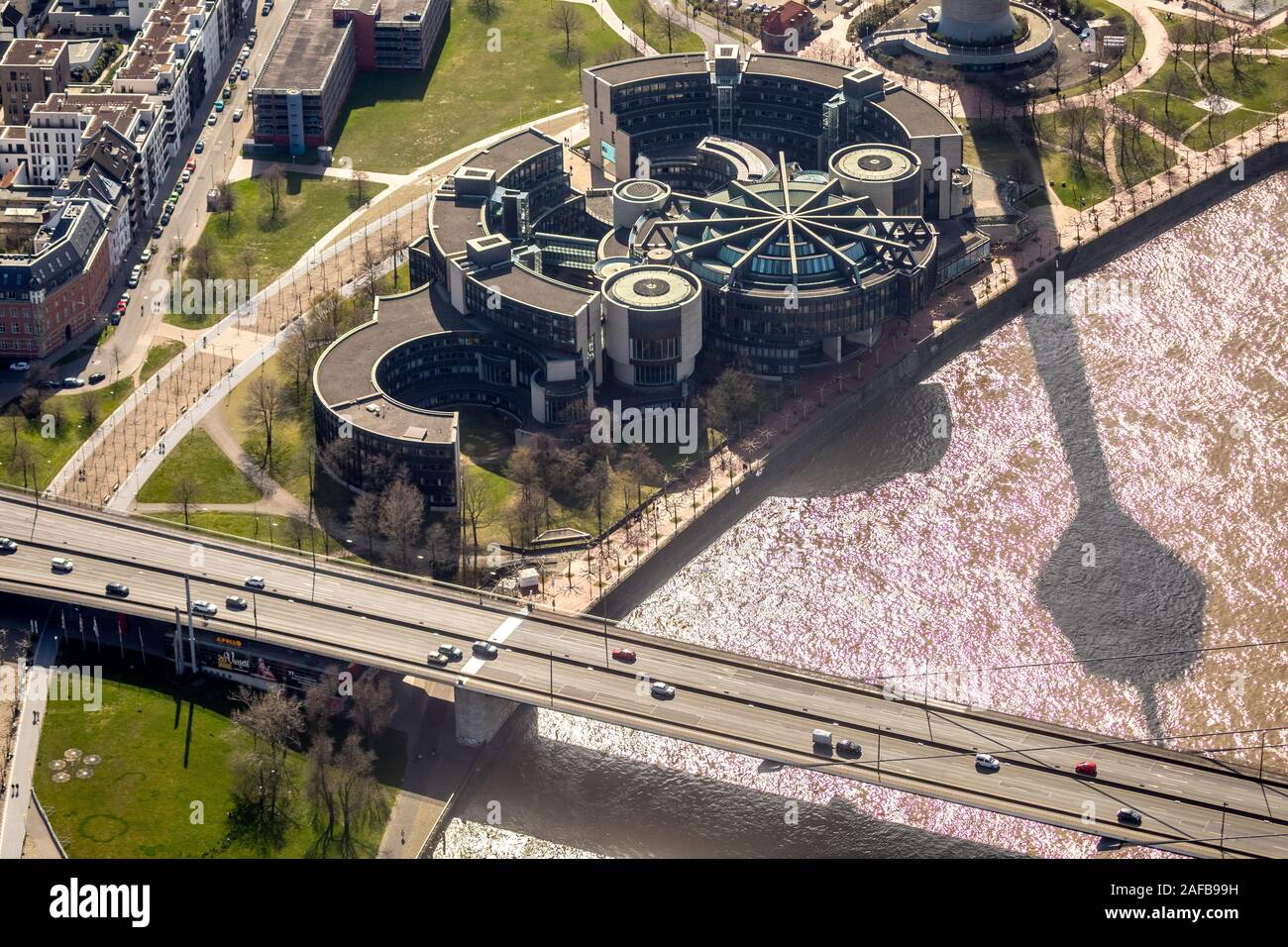 Foto aerea, il parlamento di Düsseldorf, sede dello stato federale di governo, il parlamento della Renania settentrionale-Vestfalia, Rheiufer, la torre della televisione di Düsseldorf Foto Stock