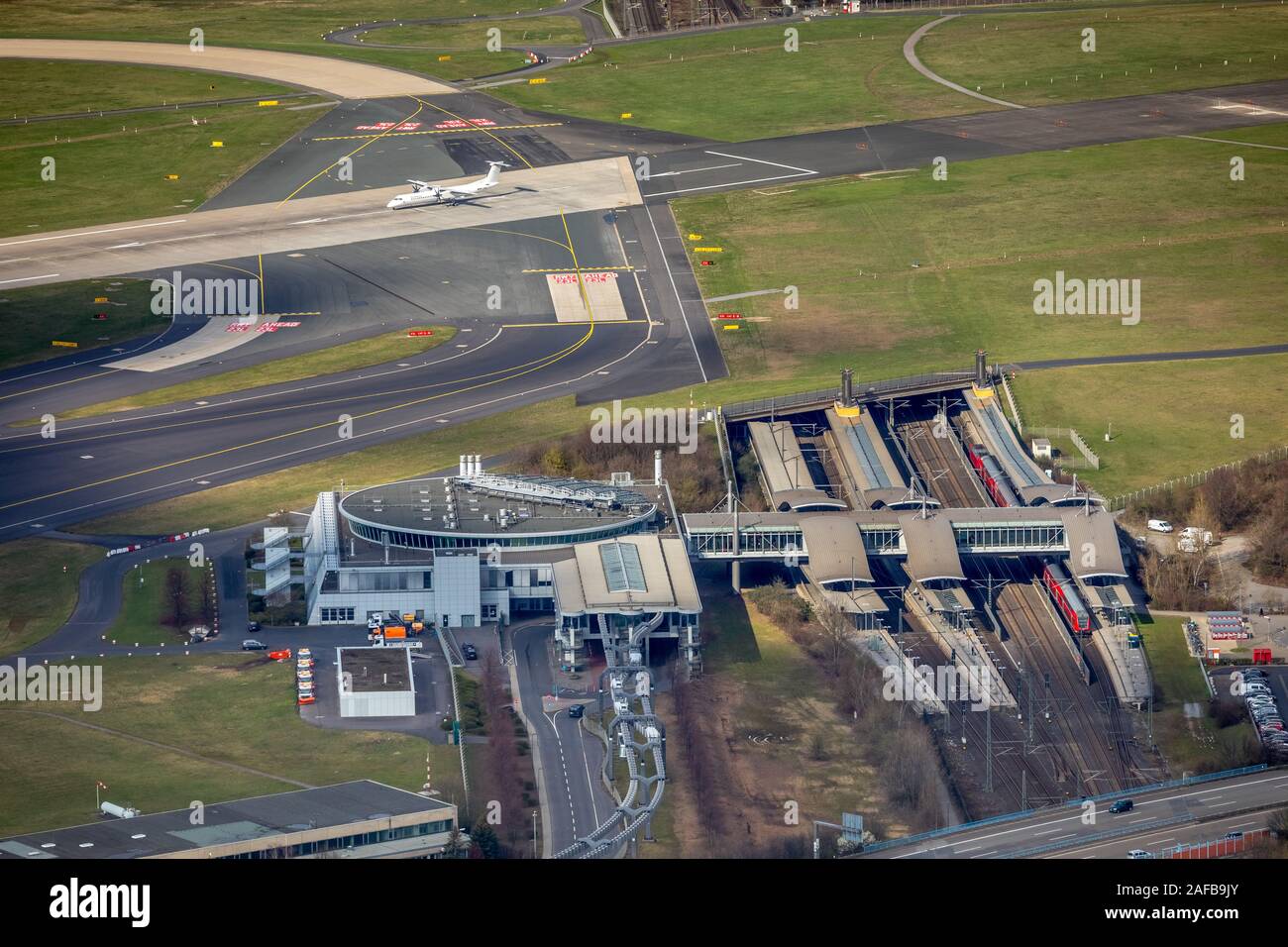 Fotografia aerea, Düsseldorf Airport Station è uno dei due a lunga distanza delle stazioni del treno. driverless monorotaia aerea SkyTrain collega la stazio Foto Stock