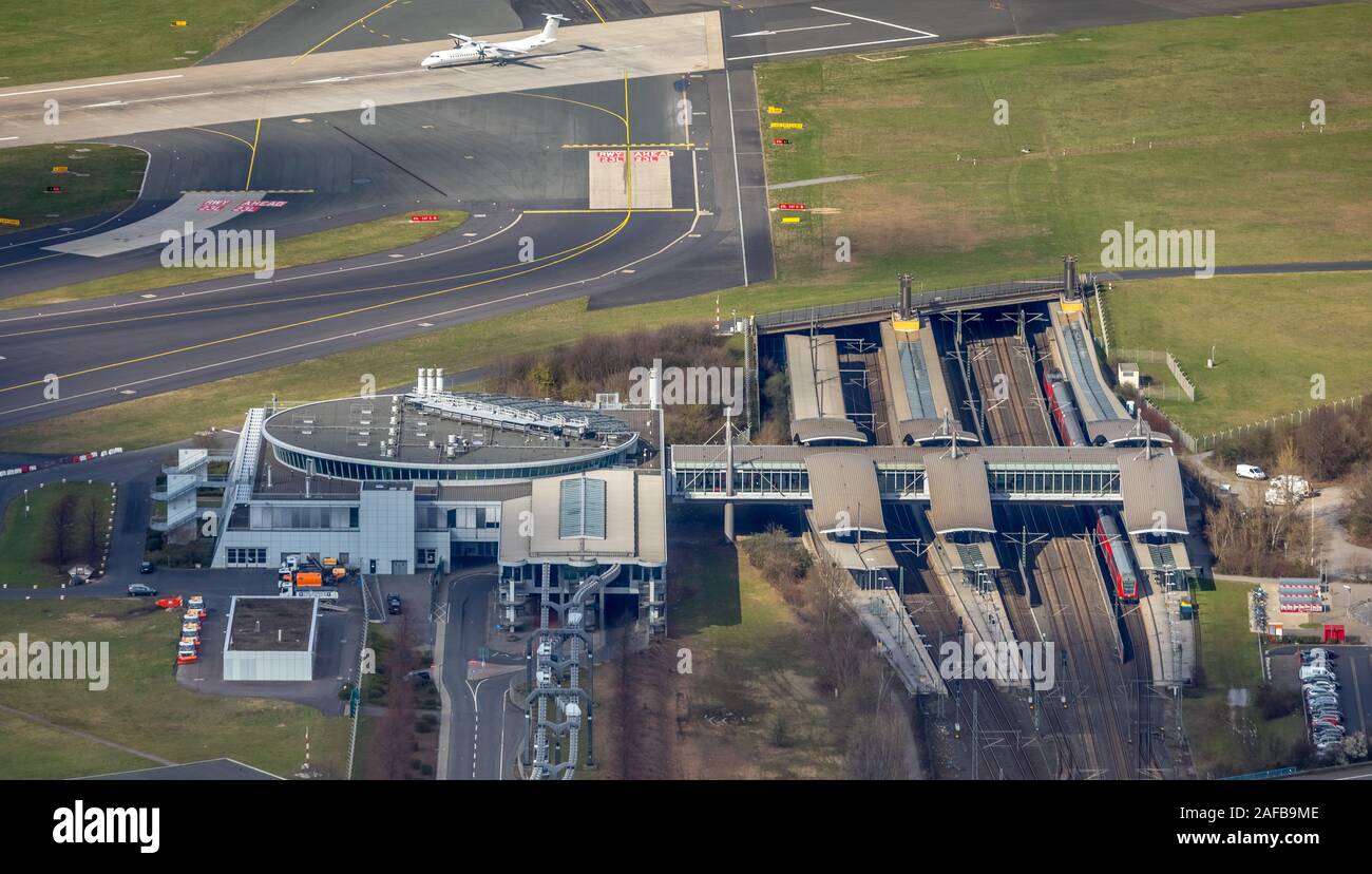 Fotografia aerea, Düsseldorf Airport Station è uno dei due a lunga distanza delle stazioni del treno. driverless monorotaia aerea SkyTrain collega la stazio Foto Stock