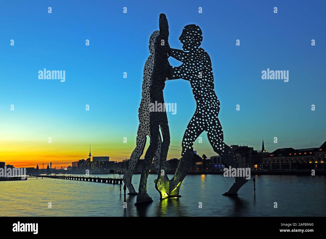 Molecola di uomini, 30 Meter hohes Kunstwerk aus Aluminium , Bildhauer Jonathan Borofsky, in der Spree stehend bei Sonnenuntergang , Berlino, Deutschland, Foto Stock