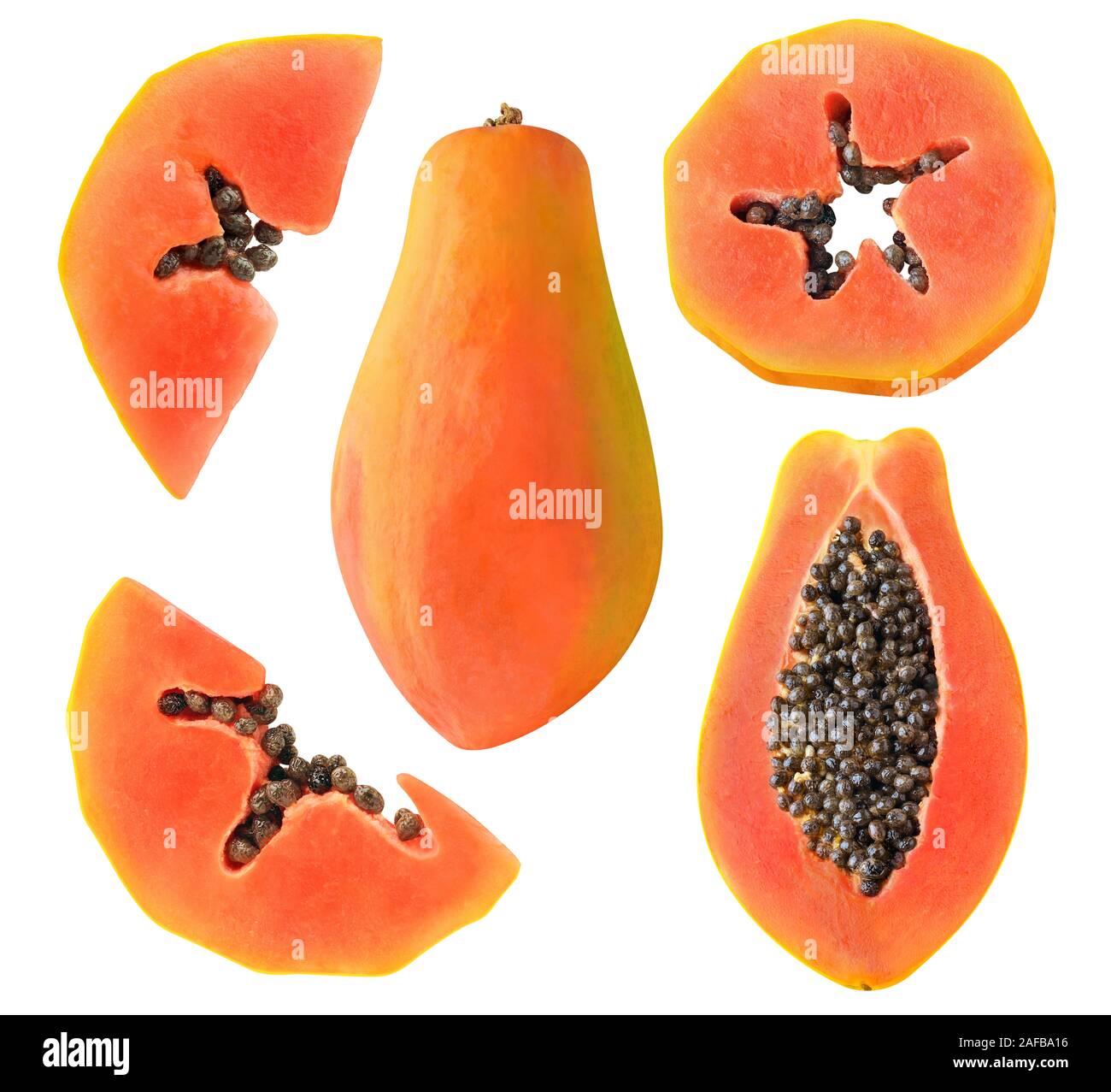 La papaia isolato. Raccolta di tagliare il papaya frutta in pezzi isolati su sfondo bianco con tracciato di ritaglio Foto Stock