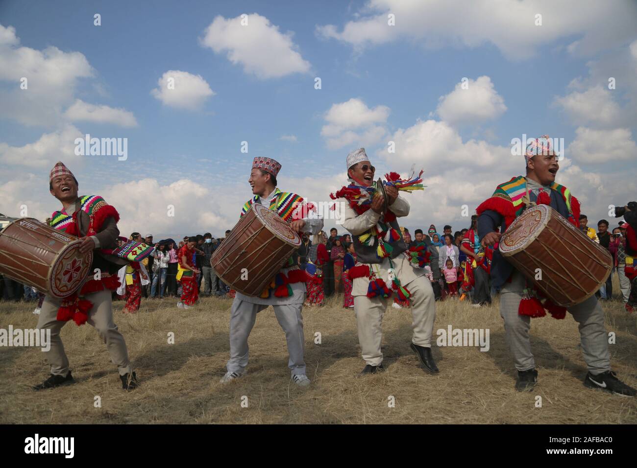 Kathmandu, Nepal. Xiv Dic, 2019. Popolo nepalese dalla comunità Kirant suonare e danzare durante Udhauli, un festival culturale di Kirant a Kathmandu, Nepal sabato 14 dicembre, 2019. Credito: Dipen Shrestha che ZUMA/filo/Alamy Live News Foto Stock